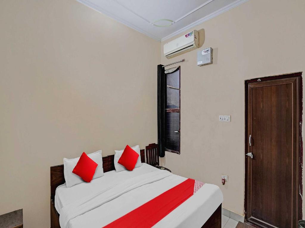 Voodi või voodid majutusasutuse OYO Flagship Hare Rama Hotel toas