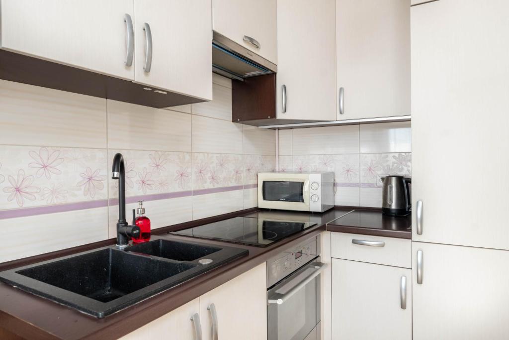 Kuchyňa alebo kuchynka v ubytovaní Jonagold Apartment Metro Raclawicka