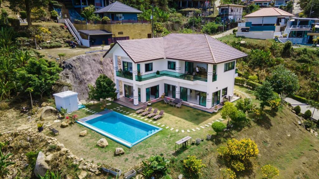 Πισίνα στο ή κοντά στο Karon Horizon: Coastal Charm Villa