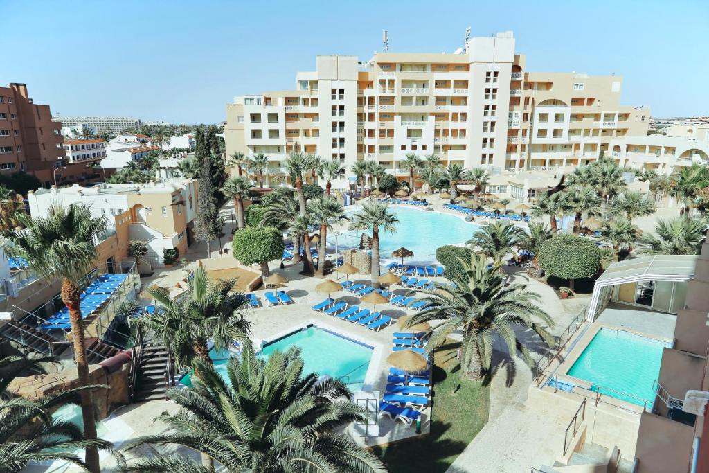 an aerial view of a hotel with a pool and palm trees at ALEGRIA Fenix Family in Roquetas de Mar