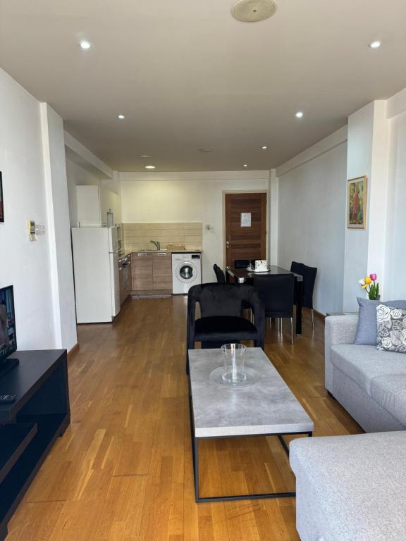 Kuchyň nebo kuchyňský kout v ubytování Ithaki Phinikoudes Apartment No. 105