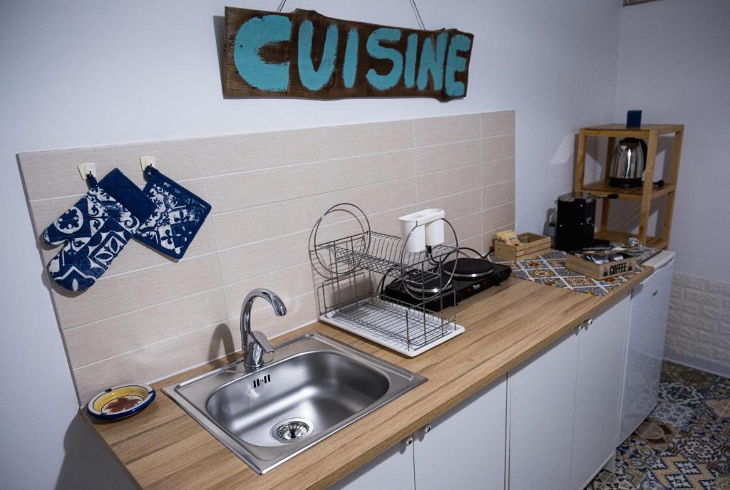 blat kuchenny ze zlewem i znak, który czyta kuchnię w obiekcie Anima Templi w mieście Agrigento