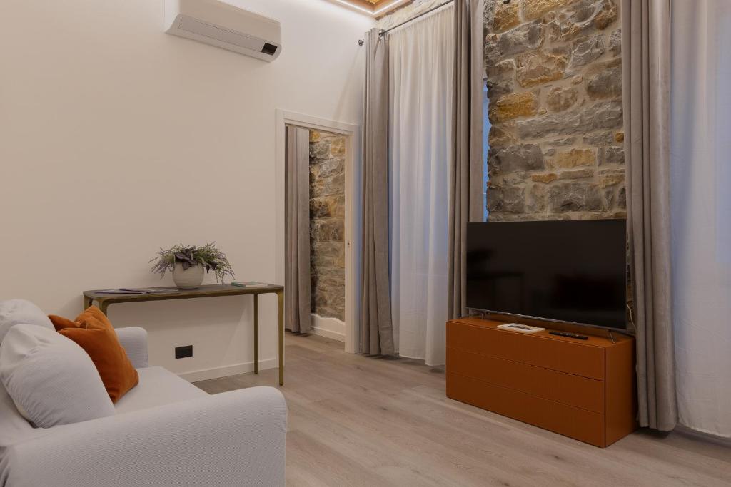 TV a/nebo společenská místnost v ubytování San Nicolò Suites