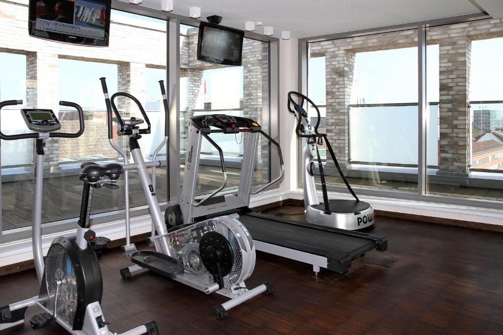 Fitness centrum a/nebo fitness zařízení v ubytování ATLANTIC Hotel Kiel