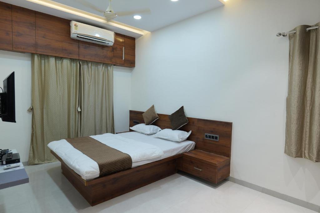 een slaapkamer met een bed in een kamer bij SEVEN HILLS Guest House in Akalkot