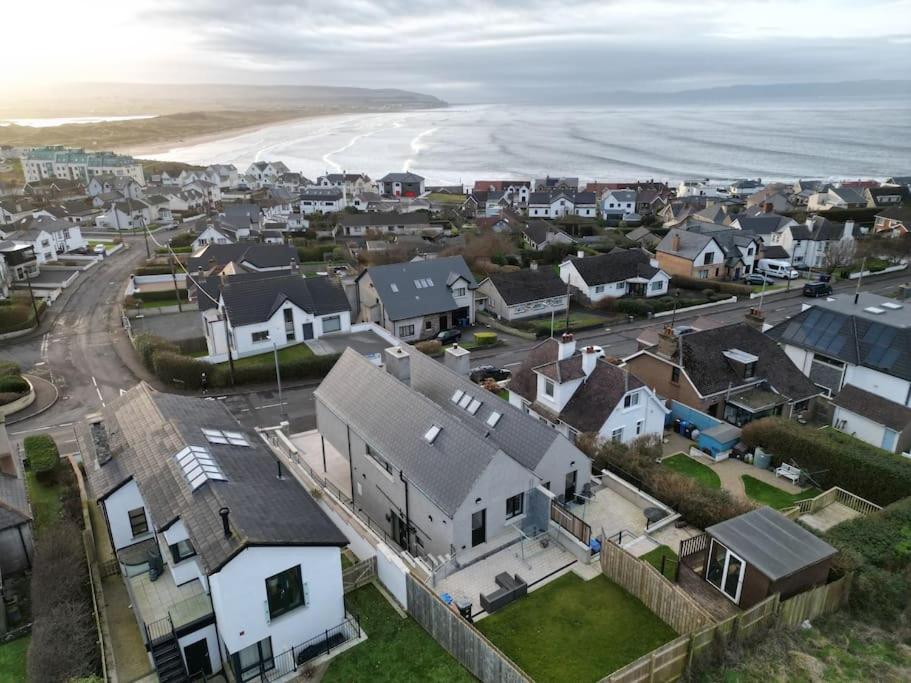 una vista aerea di una casa e della spiaggia di Prospect View Unit A a Portstewart