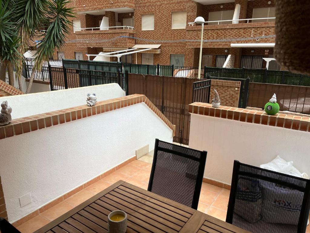 奧羅佩薩德爾馬的住宿－Planta baja en Magic World，一个带桌椅的阳台和一座建筑