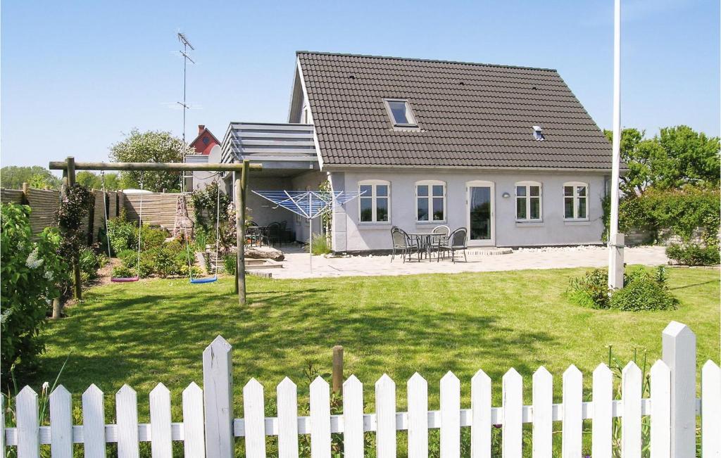 KegnæshøjにあるNice Home In Sydals With 2 Bedrooms And Saunaの家の前の白い柵