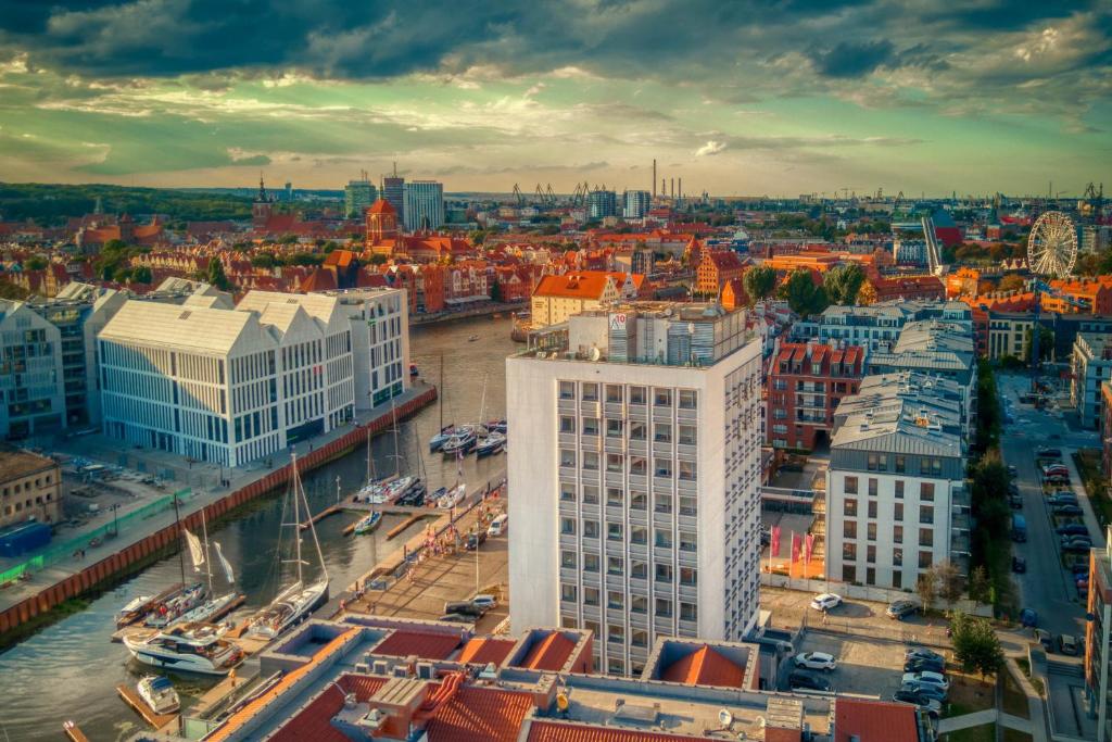 een luchtzicht op een stad met gebouwen bij Hostel Gdańsk Szafarnia 10 Old Town in Gdańsk