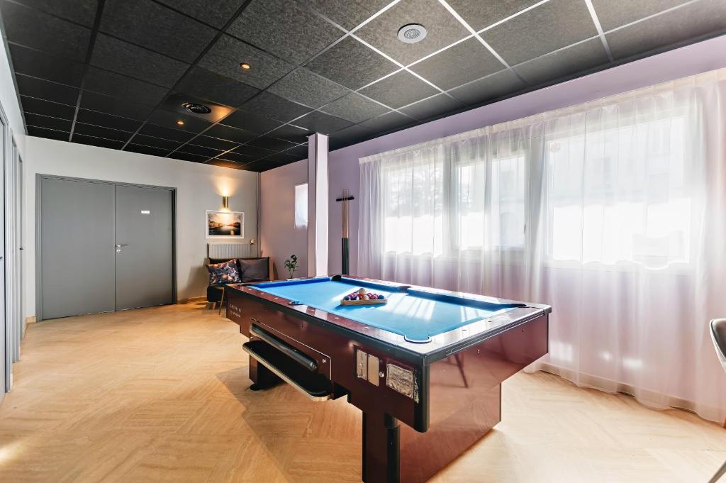 Biliár nebo kulečník v ubytování The Originals City, Hôtel Éclipse, Lyon Est