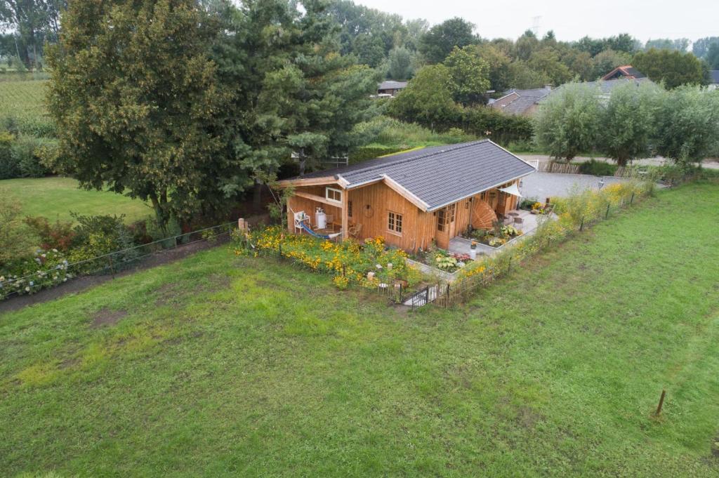 an aerial view of a wooden house in a yard at Best Boerderij B&B in Best