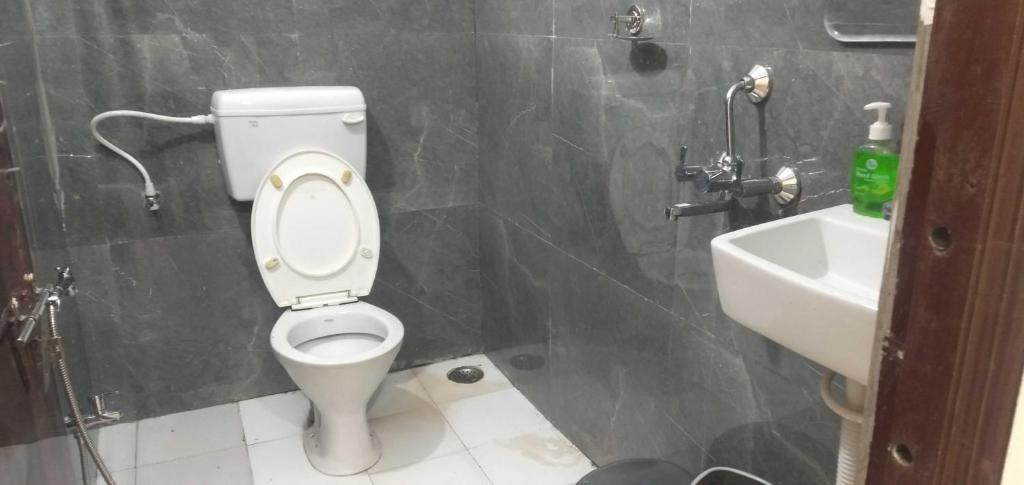 y baño con aseo y lavamanos. en OYO Flagship Hotel Ananta, en Raipur