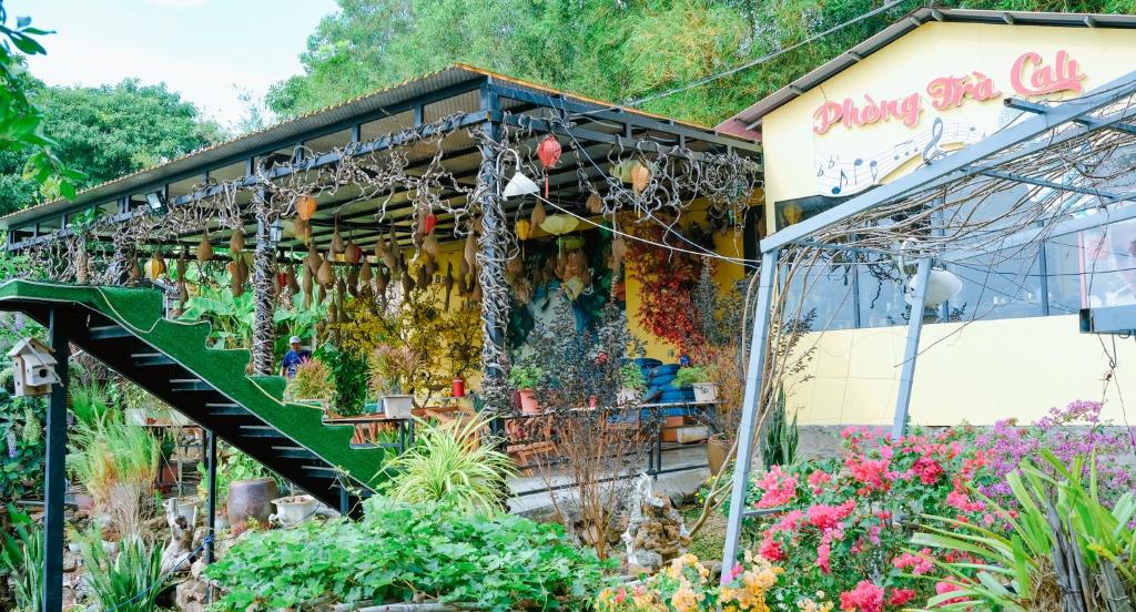 een bloemenwinkel met een bos bloemen bij Cali Hill Resort in Phu Quoc