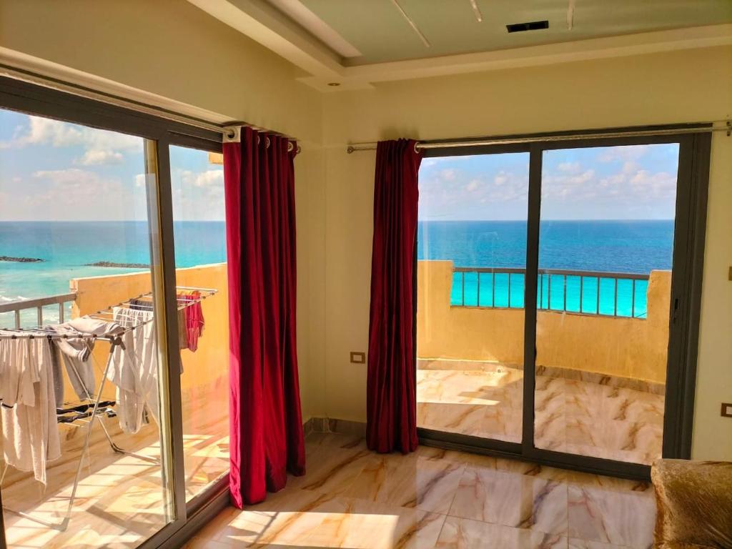 Cette chambre offre une vue sur l'océan. dans l'établissement Flores casas de playa, à Alexandrie