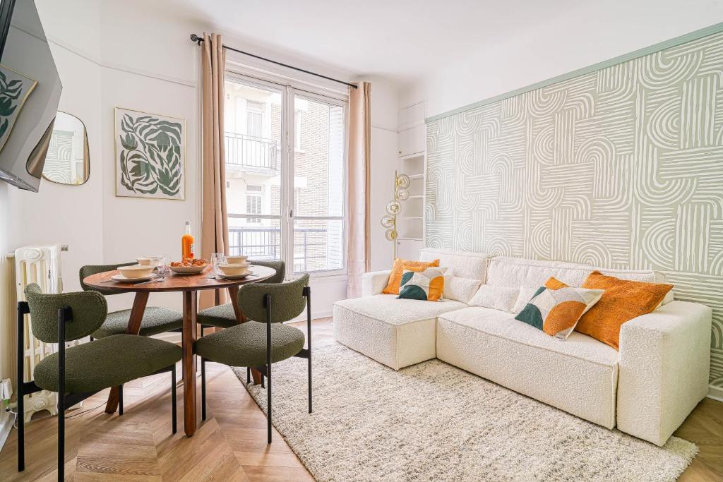 salon z białą kanapą i stołem w obiekcie Apartment next to Palais des Congrès - Neuilly - II w mieście Neuilly-sur-Seine