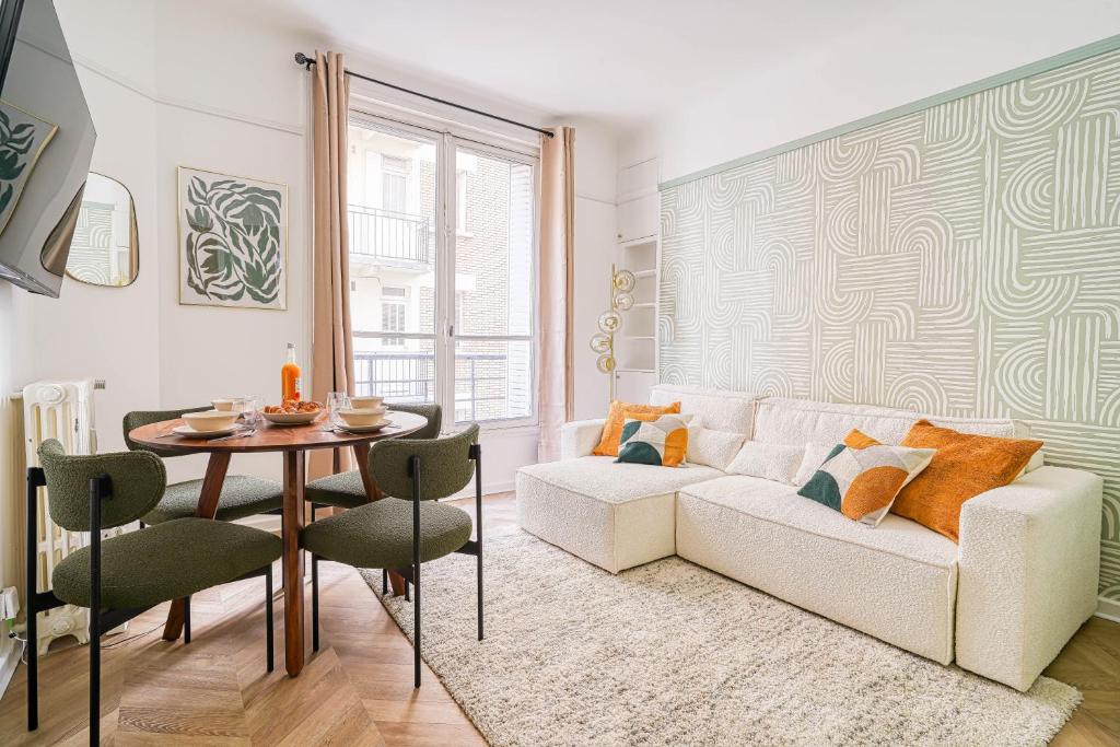 un salon avec un canapé blanc et une table dans l'établissement Apartment next to Palais des Congrès - Neuilly - II, à Neuilly-sur-Seine