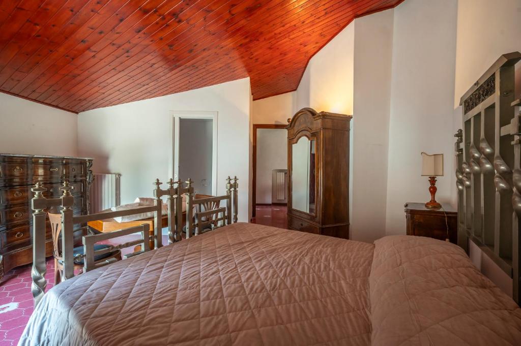 Schlafzimmer mit einem Bett und einem Esstisch in der Unterkunft La torretta sul cortile in Monteroduni