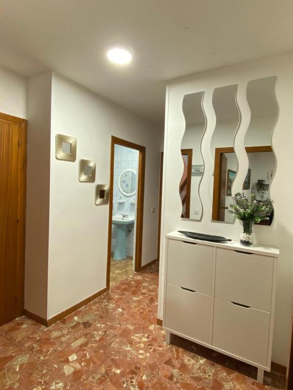 sala de estar con lavabo y espejo en El rincón del Corneja, en Villafranca de la Sierra