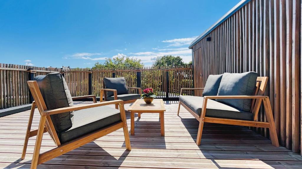 2 sillas y una mesa en una terraza en Villa Jacqueline, en Dragey