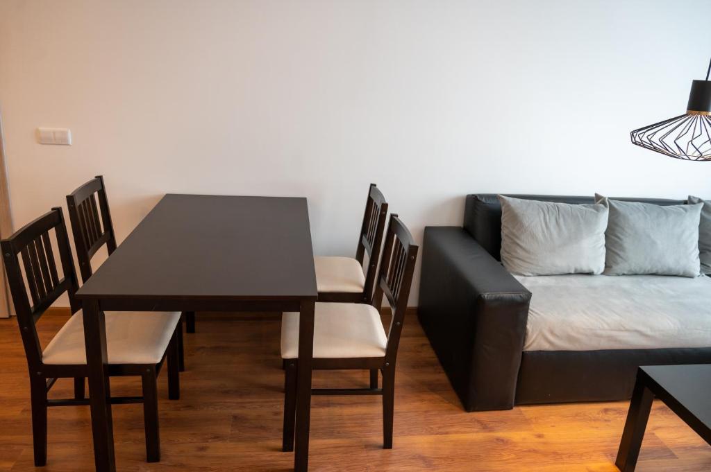 Posezení v ubytování Sunny 1BDR Apartment near Center