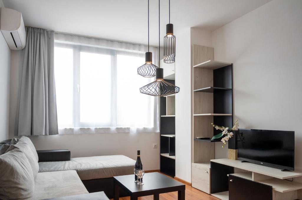 Posezení v ubytování Sunny 1BDR Apartment near Center