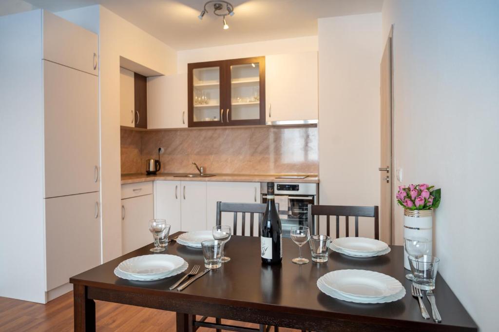 Kuchyň nebo kuchyňský kout v ubytování Sunny 1BDR Apartment near Center