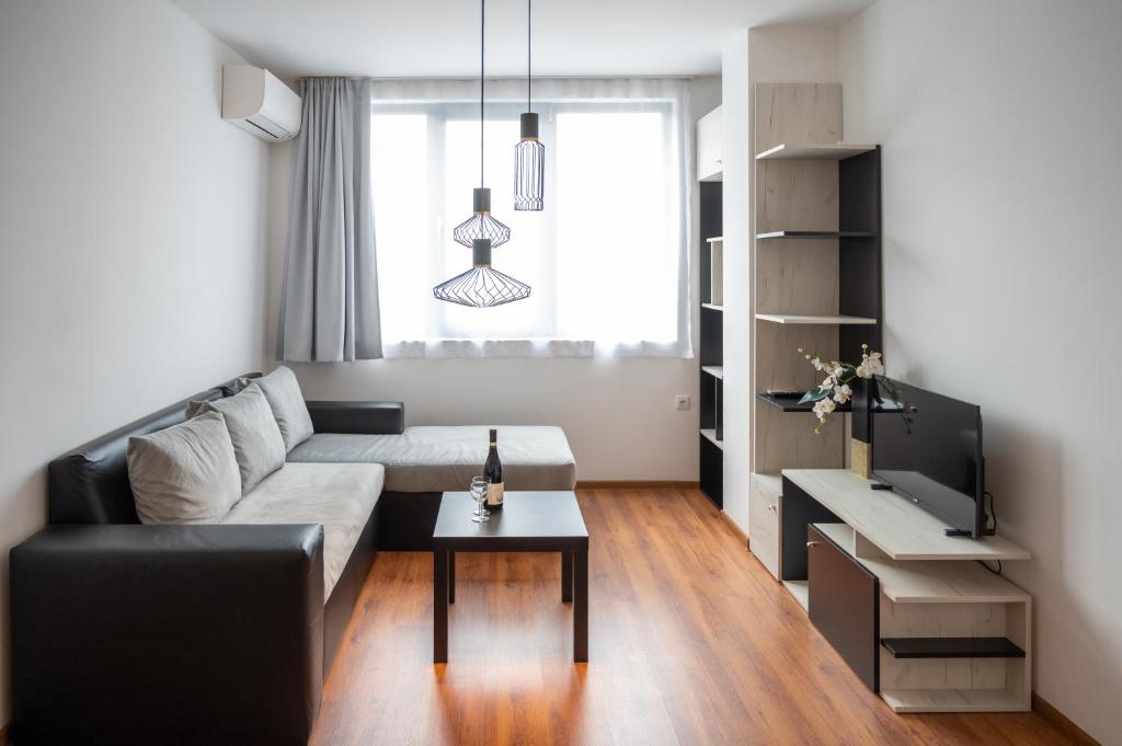 Posezení v ubytování Sunny 1BDR Apartment near Center
