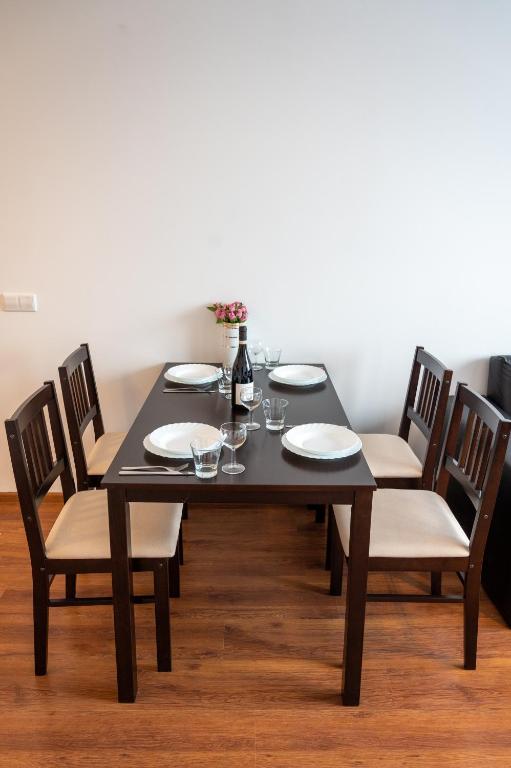 Posezení v ubytování Sunny 1BDR Apartment near Center