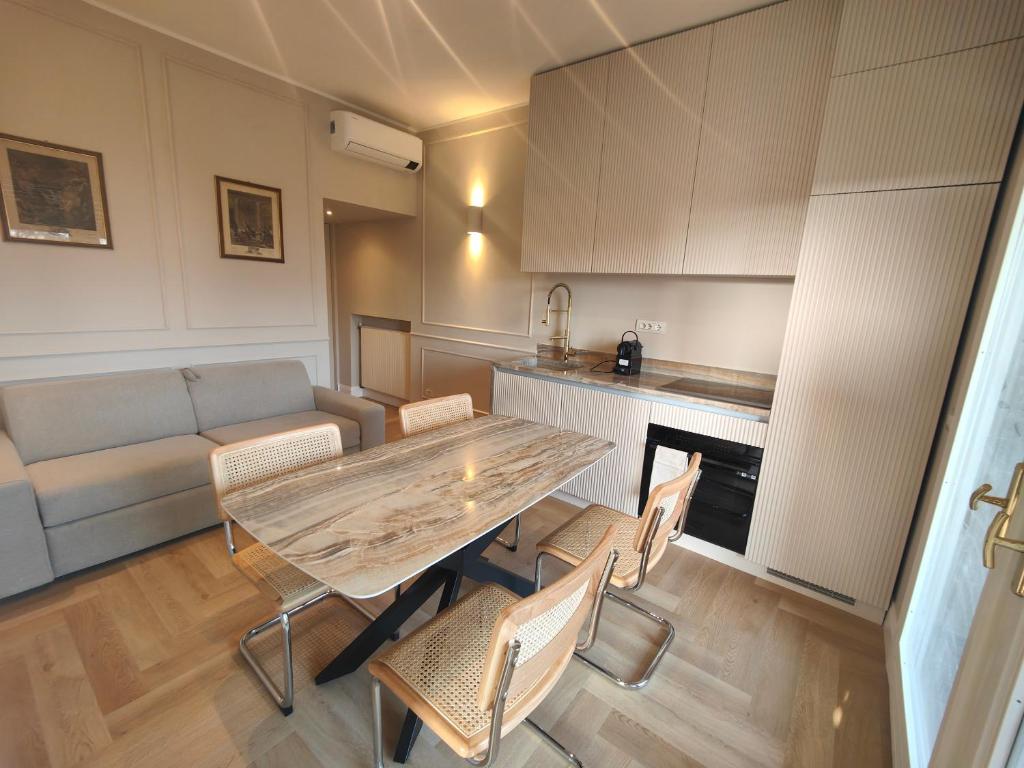 ein Wohnzimmer mit einem Tisch, Stühlen und einem Sofa in der Unterkunft Ottoboni 2B Luxury Penthouse in Mailand