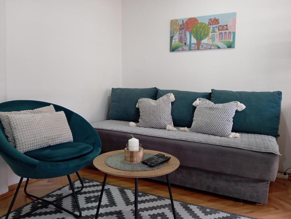 sala de estar con sofá y 2 sillas en Apartman Kosta, en Leskovac