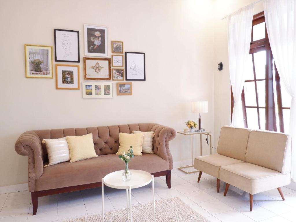 a living room with a couch and a table at Singgah Tentrem Homestay - Yogyakarta in Salakan
