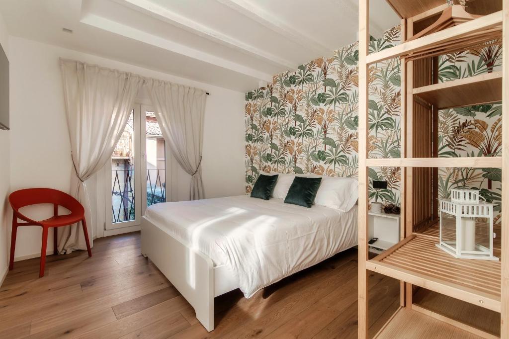 sypialnia z łóżkiem i dużym oknem w obiekcie La casa di Piera w Como