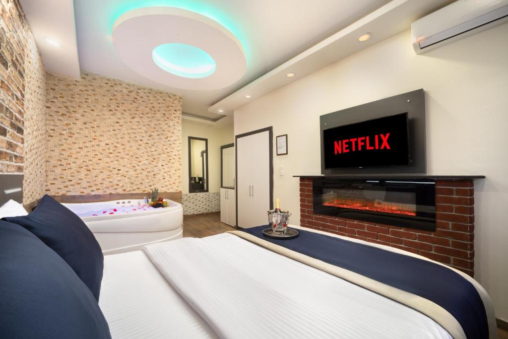 - un salon avec un lit et une cheminée dans l'établissement İstanbul Hotel & Suites, à Istanbul