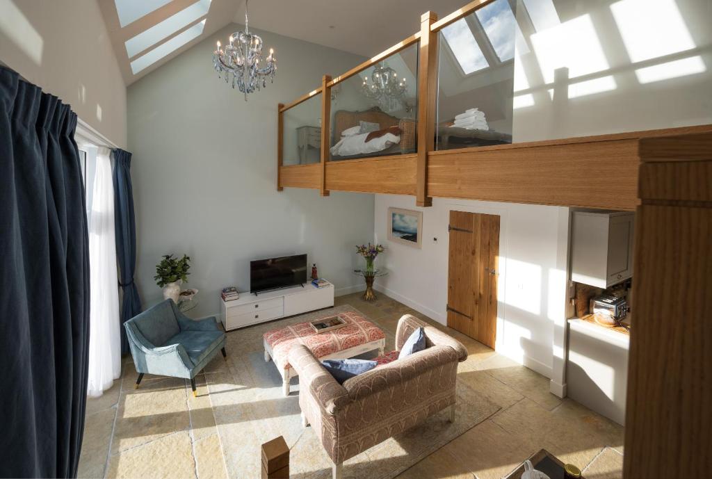 ein Wohnzimmer mit Sofa und Fernseher in der Unterkunft Pigeon Cottage - Luxury country steading in Perth
