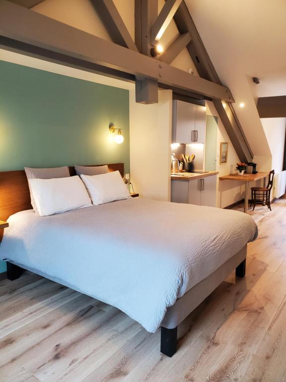 um quarto com uma cama grande num quarto em Les 7 Frères em Monestier-de-Clermont
