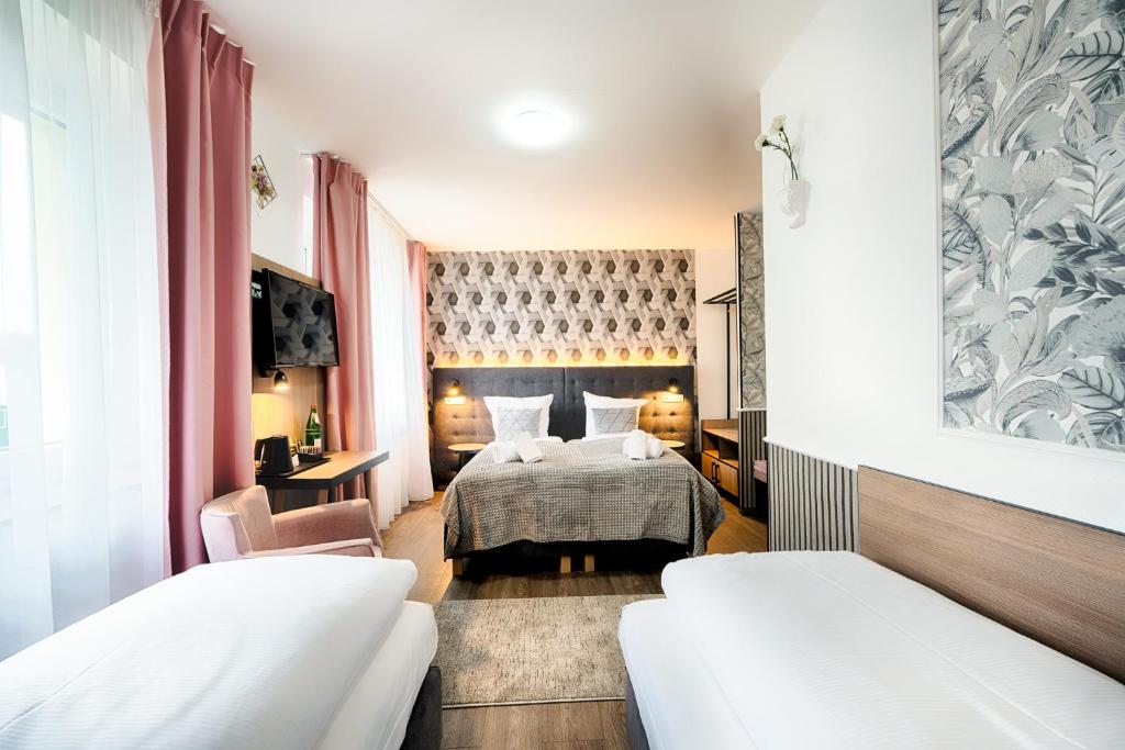 een hotelkamer met een bed en een bank bij Home Hotel in Dortmund