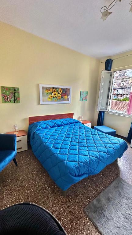 een slaapkamer met een blauw bed en 2 blauwe stoelen bij Suite De San Cristoforo N1 in Catania