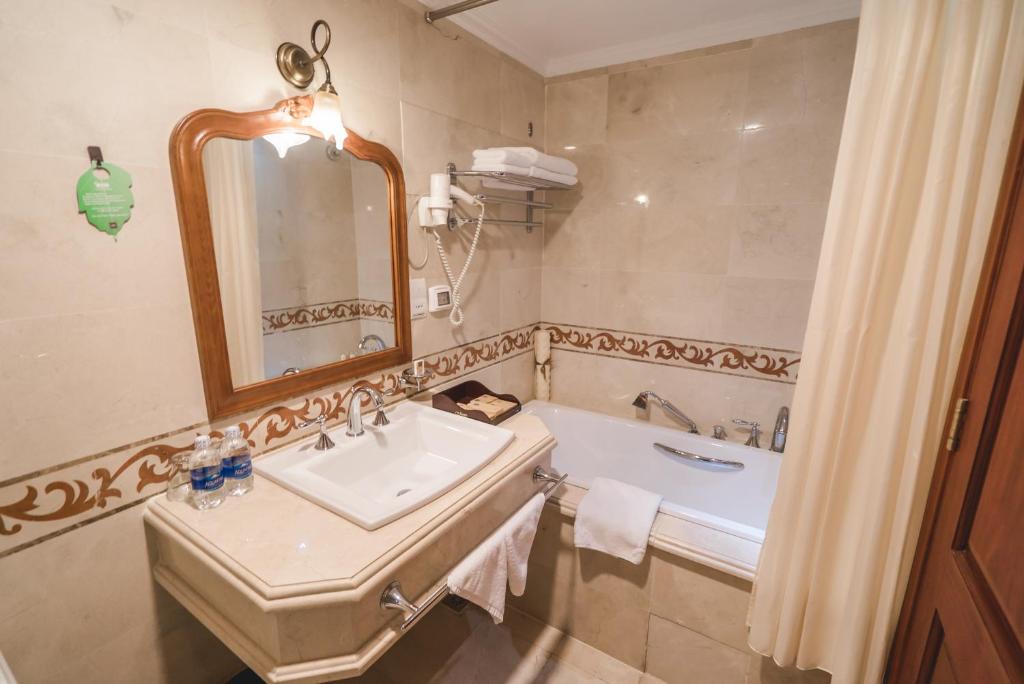 Phòng Deluxe Có Giường Cỡ King Nhìn Ra Thành Phố Hoặc Sân Trong