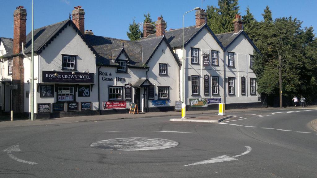 uma rua vazia em frente a um edifício branco em Rose and Crown Hotel em Haverhill