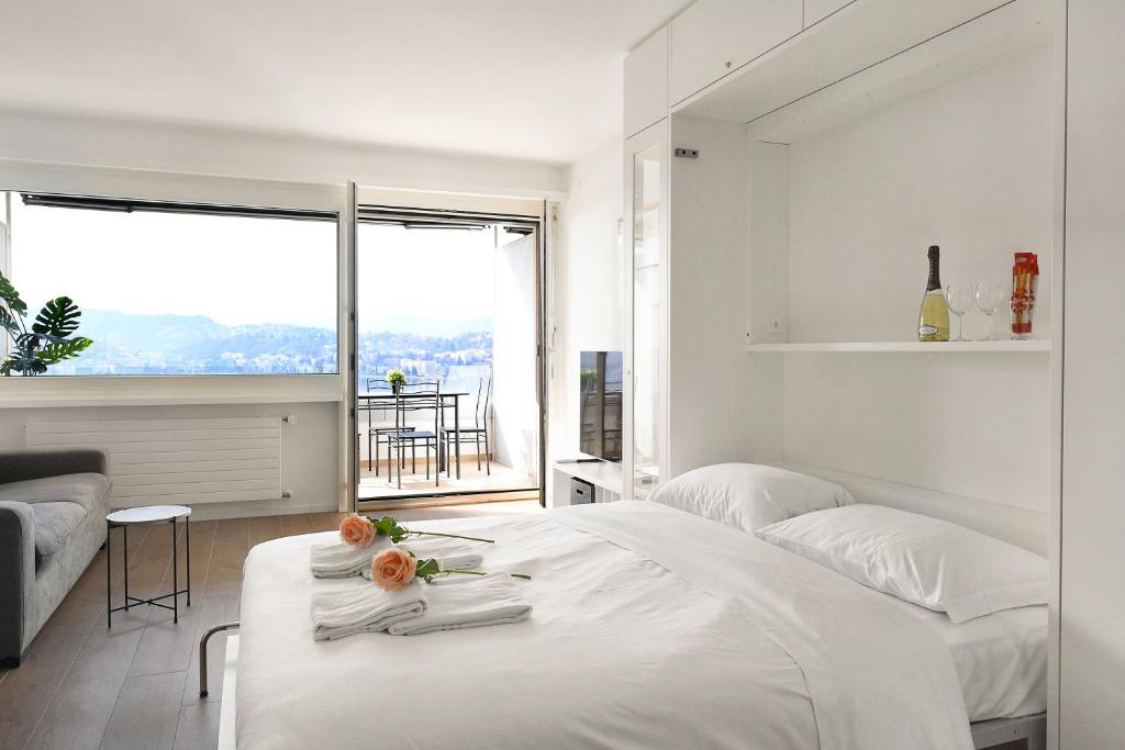 Rúm í herbergi á View and Art - Happy Rentals