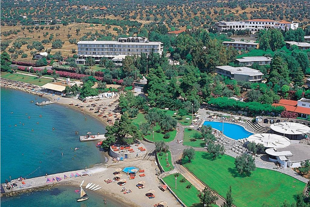 - une vue aérienne sur un complexe avec une plage dans l'établissement O Paradise beach Resort and Spa, à Magoúla