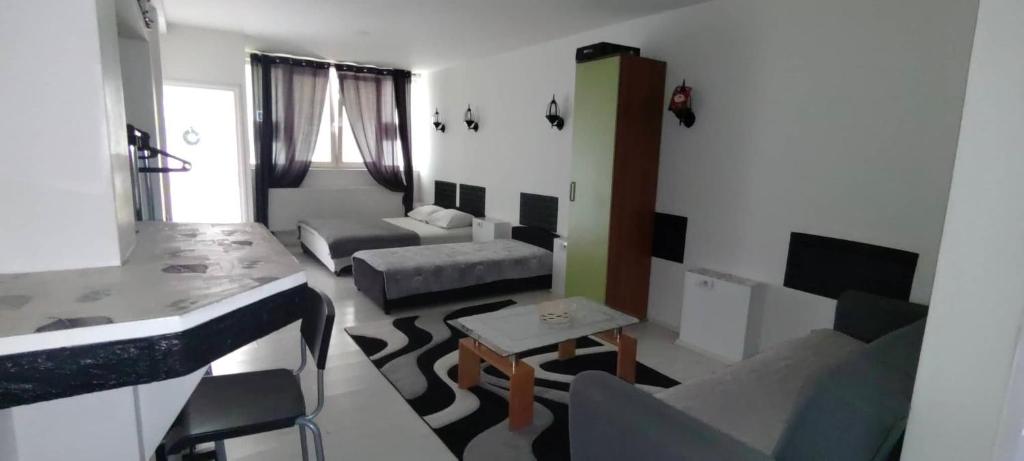 Mali Mokri Lug的住宿－DIVLJI RAJ Studio apartman 35m2，客厅配有沙发和桌子