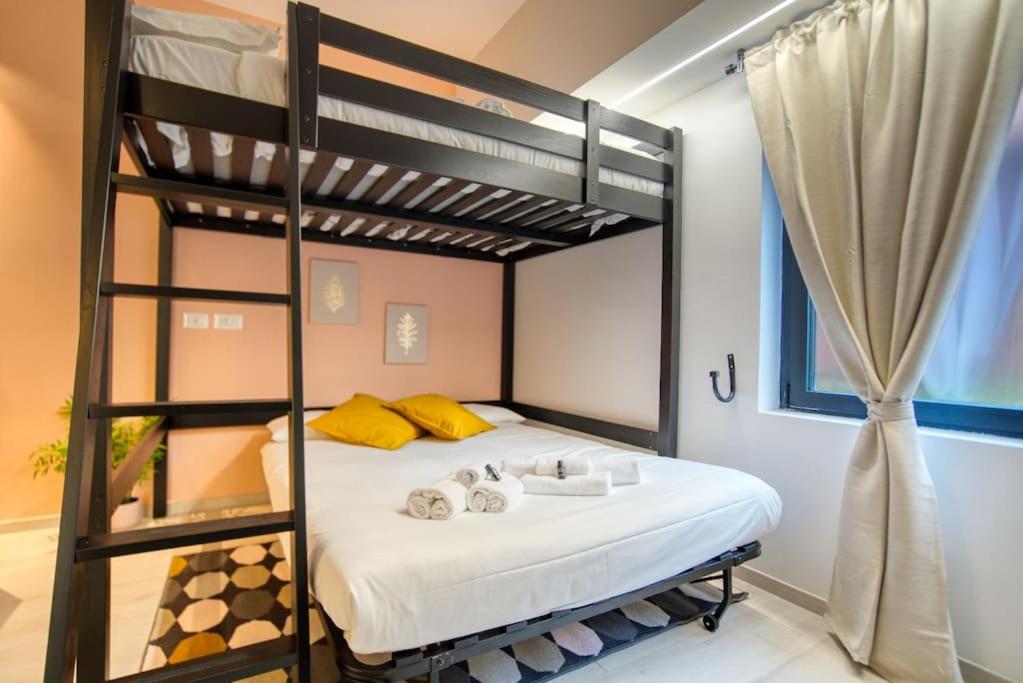 - une chambre avec des lits superposés et des draps blancs dans l'établissement Apartment Suzzani 273 - Interno A4, à Milan