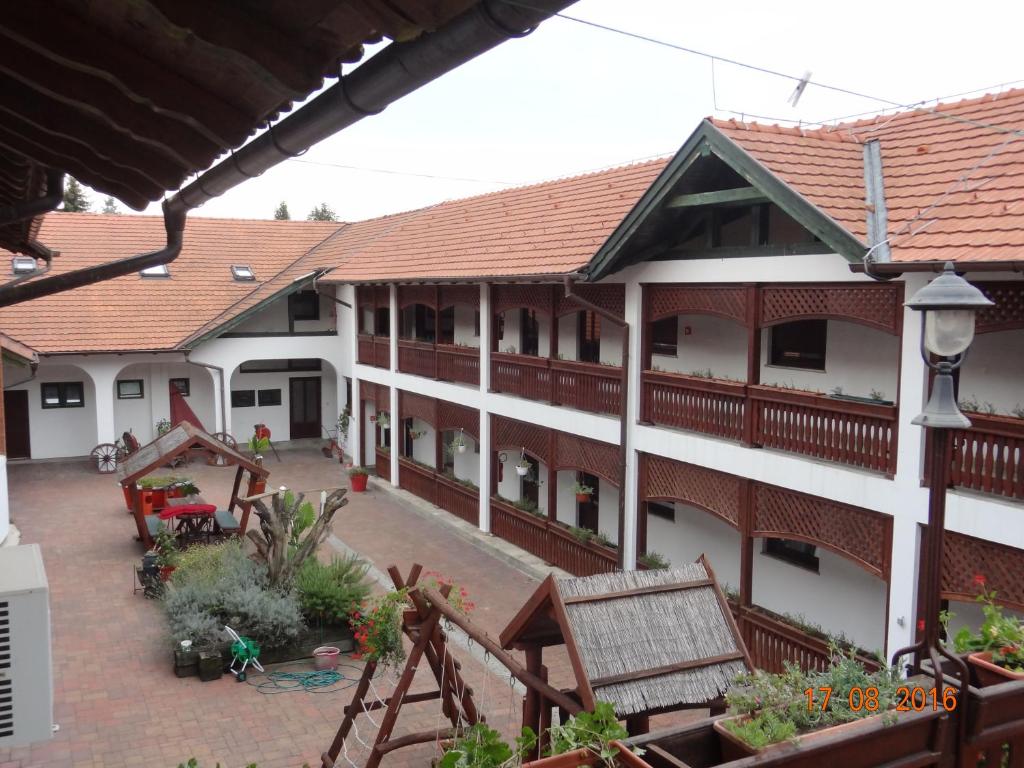 vistas al patio de un edificio en Piroš čizma, en Suza