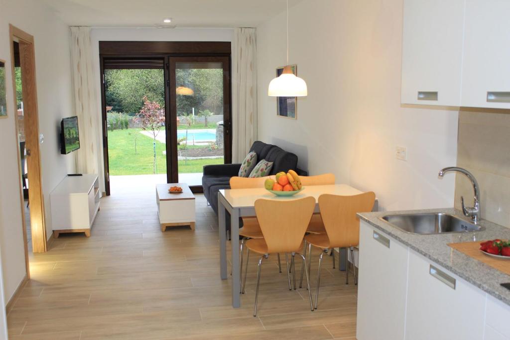 Kuchyň nebo kuchyňský kout v ubytování Apartamentos As Lagoas