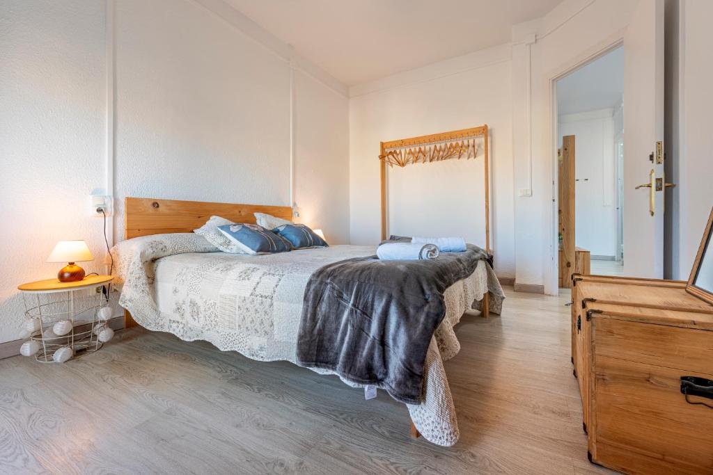 Un dormitorio con una cama grande y una cruz en la pared en Bettatur Apartaments Via Imperi Romà en Tarragona