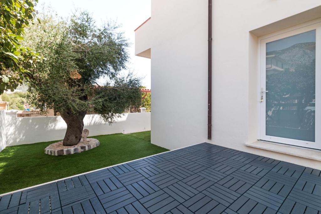 A garden outside Appartamento Perla Verde, WiFi e Air Con