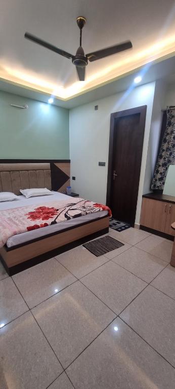 Postel nebo postele na pokoji v ubytování Saraswati Dhaam
