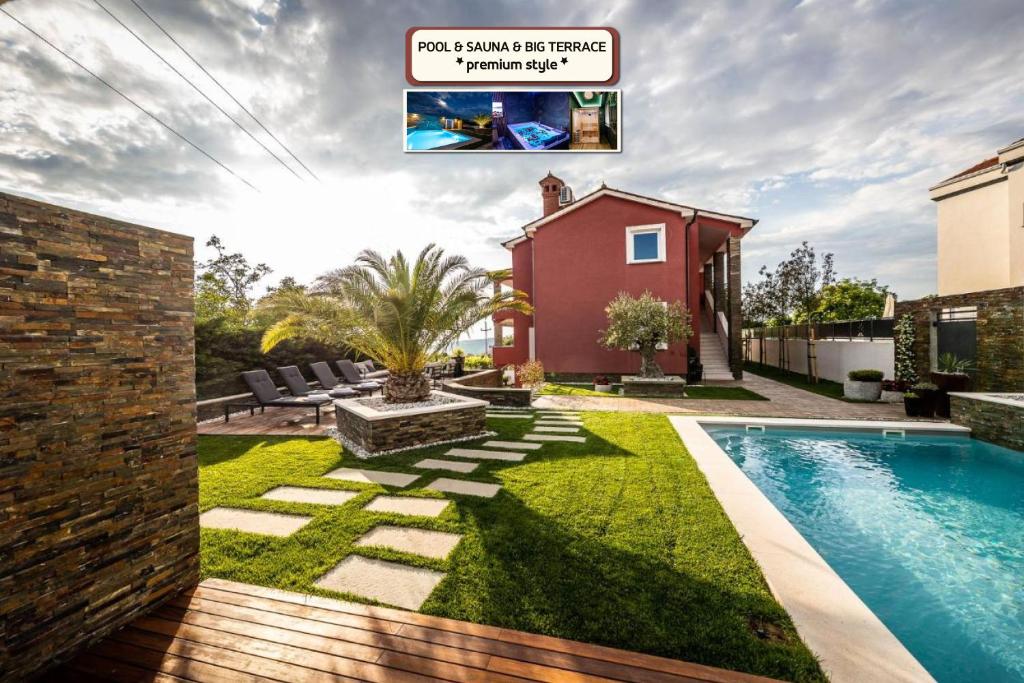 un patio trasero con piscina y una casa en Villa Sunset Pool & Spa apartments, en Zgornje Škofije