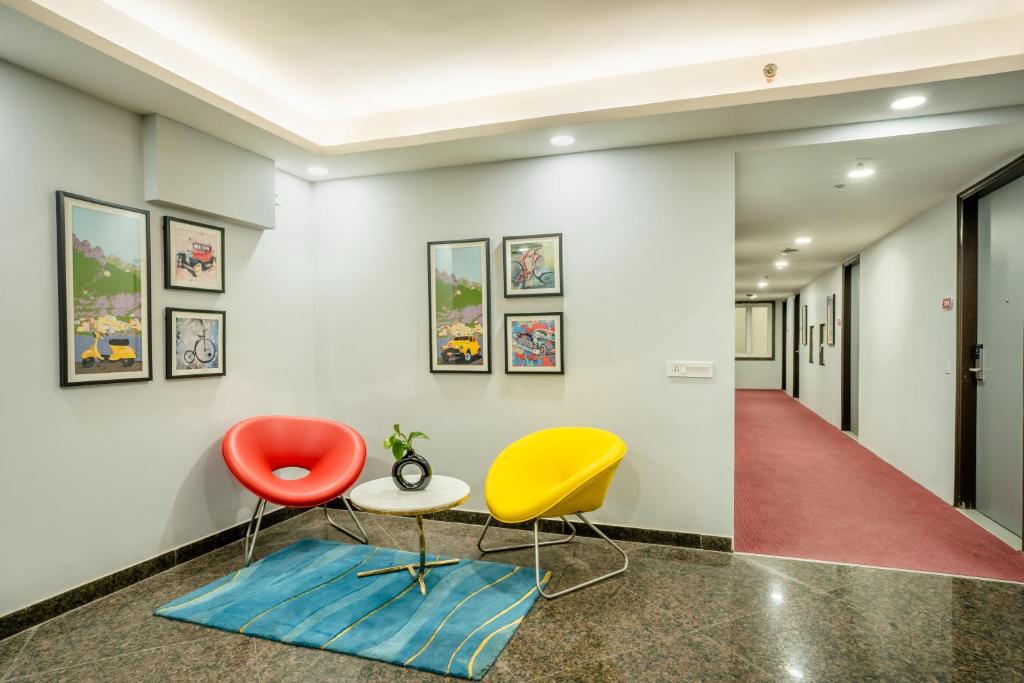 Posezení v ubytování Inde Hotel Golf Course Extension, Gurgaon